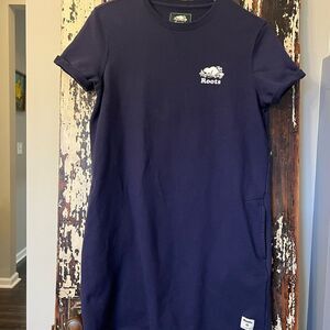 Roots Logo sweatshirt dress w pockets. Women’s size small. Comfy and cozy.